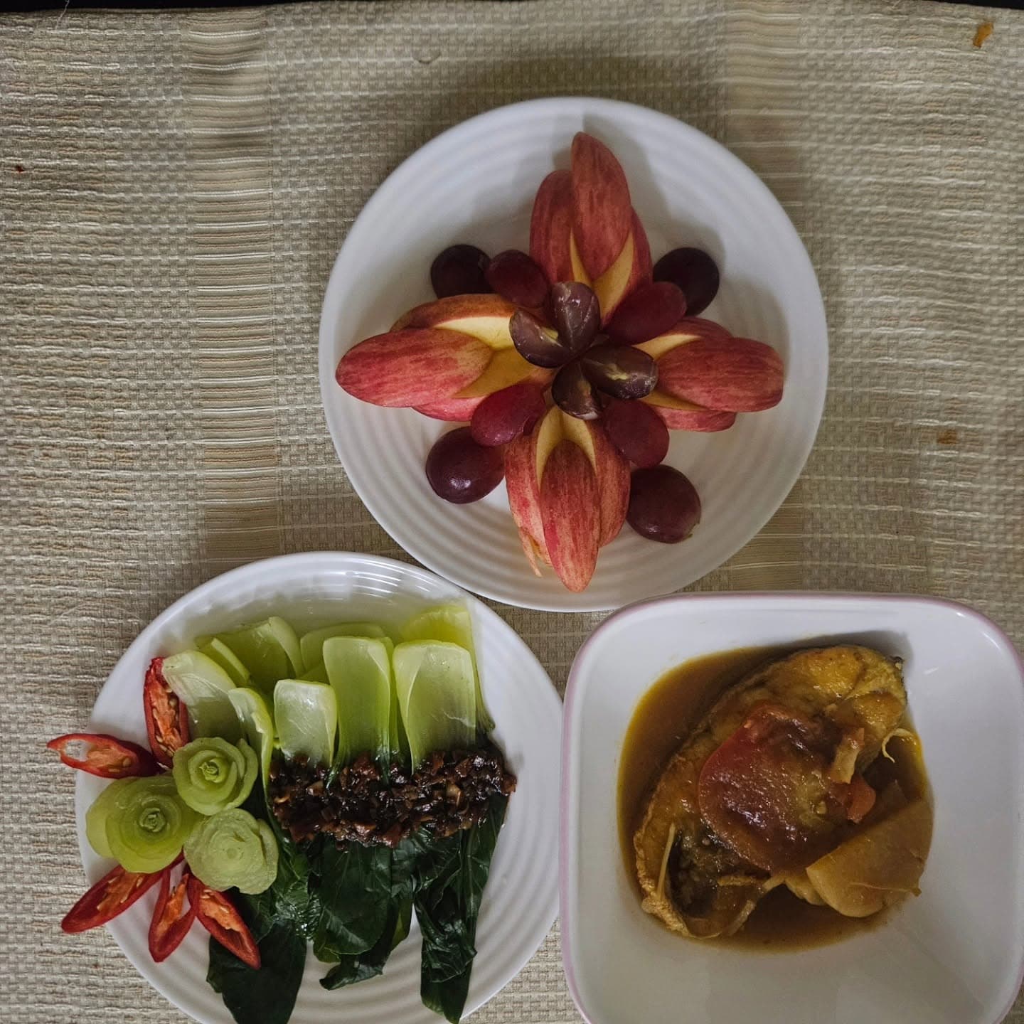 Contoh masakan pantang yang disediakan: ikan masak asam, sayur & buah
