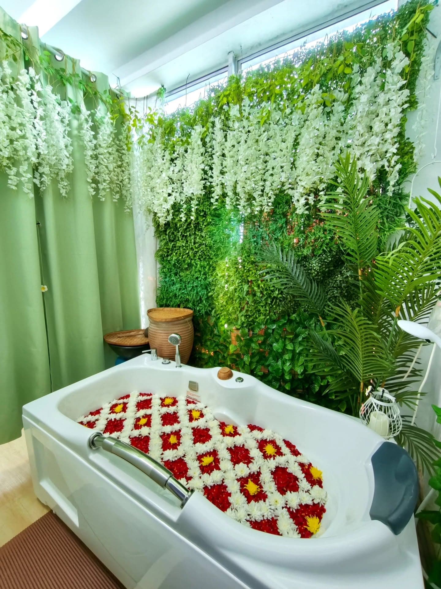 Bilik rendaman jakuzi Rotan Pantang Spa Care, dihiasi dinding bunga putih